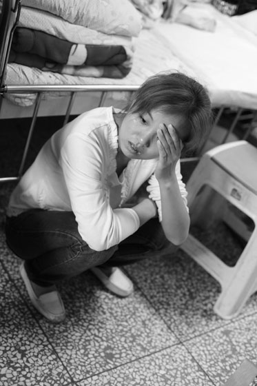 女兒熟睡之后，媽媽總會一個人想很多，女兒的病情、巨額的醫(yī)療費(fèi)用時刻充斥著她的大腦，年輕的媽媽在這種情境下變得憔悴了很多，她不知道小彬嫻什么時候會好起來，帶著她穿梭在小公園里看著她稚嫩的笑。