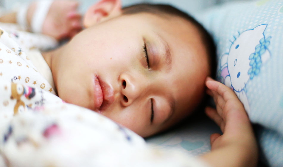 小彬嫻眼部、嘴部、脖子等出血點(diǎn)致使她無法吃硬東西，不小心劃破一下對她就是最大的損失，每個人都在保護(hù)著她，包括幼小的她自己。