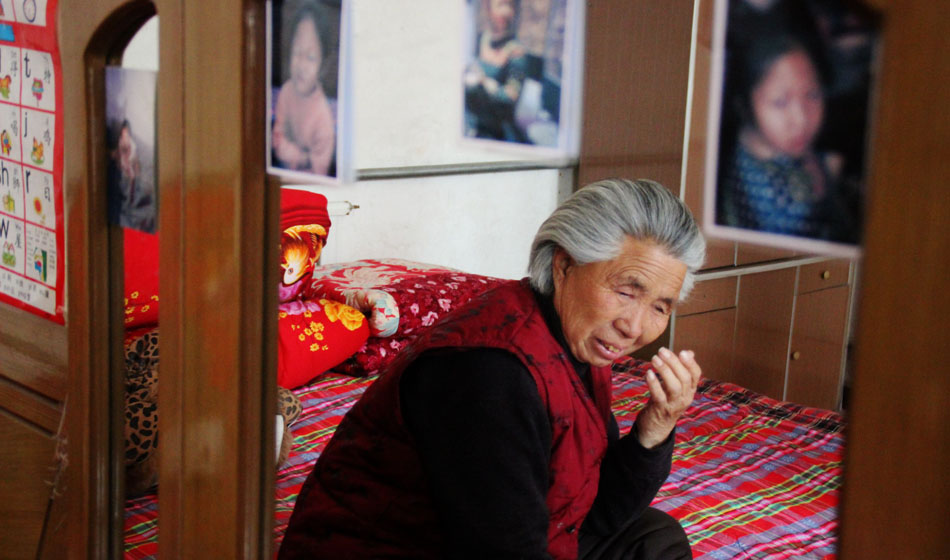 小彬嫻80歲的老奶奶每天在家祈禱小彬嫻早日回來。“老奶奶最親”這是小彬嫻對“誰最親”這個問題最多的回答，小彬嫻和老奶奶就像是一對好朋友，兩個人在一起總是歡聲笑語。而現(xiàn)在，老奶奶每天看著鏡子前的小彬嫻的照片就會淚流滿面。